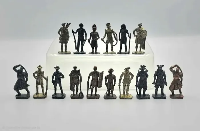 Lote 16 Miniaturas Kinder Ovo Ferrero em Metal - Soldados, Guerreiros e Personagens Antigo