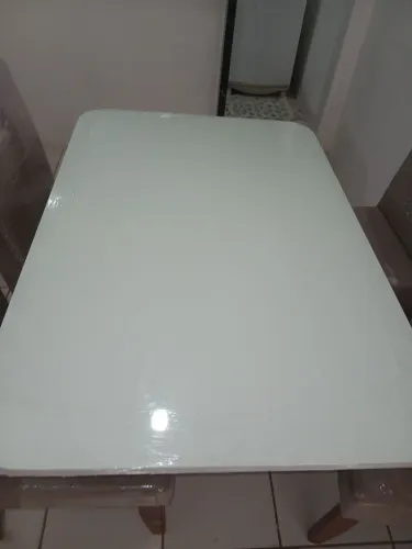 Mesa em madeira 4 cadeiras