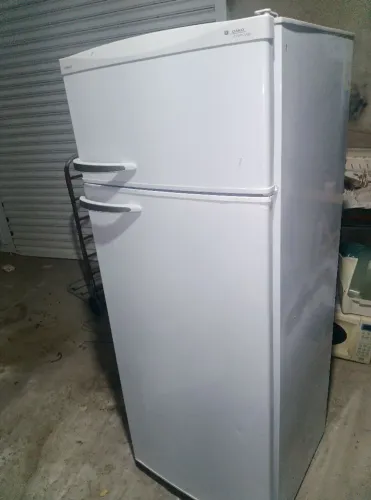 Vendo geladeira Dako de 350 litros degelo seco original nunca em concerto gelando bem 