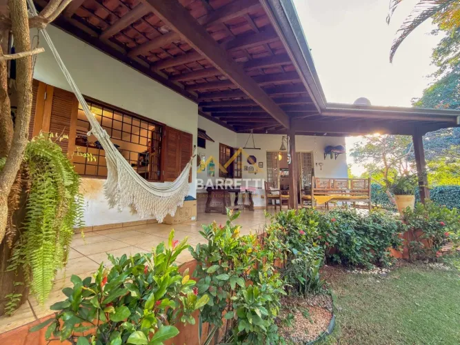 Chácara à venda no Bairro Santa Rita com 213 m² de construção, 5 quartos (sendo 1 suíte),