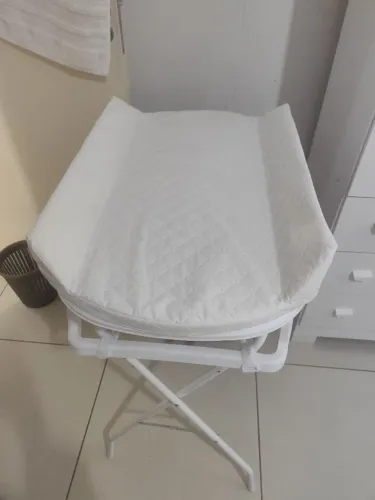 Banheira de bebe com trocador mede temperatura da água