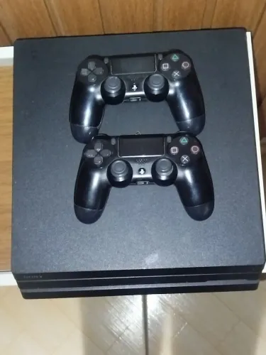 PS4 em Excelente Estado + 2 Controle Original