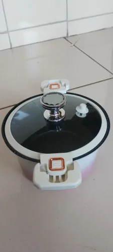 Vendo uma panela a vapor.