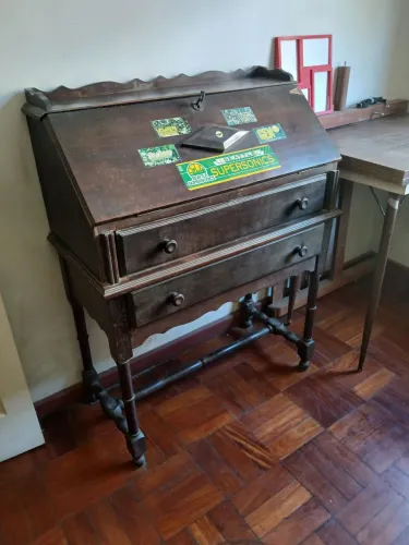 Escrivaninha em madeira, móvel bem antigo