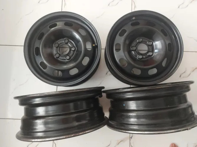 Vendo jogo de roda Ferro ARO 15 (originais da VW) seminovo