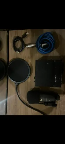 Microfone condensador e interface de áudio pré sonus