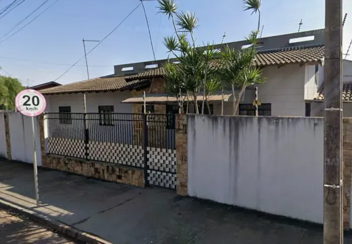 Casa à Venda - Conjunto Habitacional Santiago, Rolândia