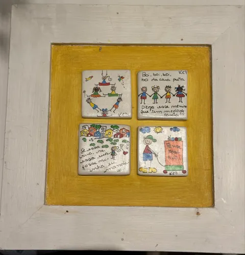 Quadrinho infantil em madeira e cerâmica