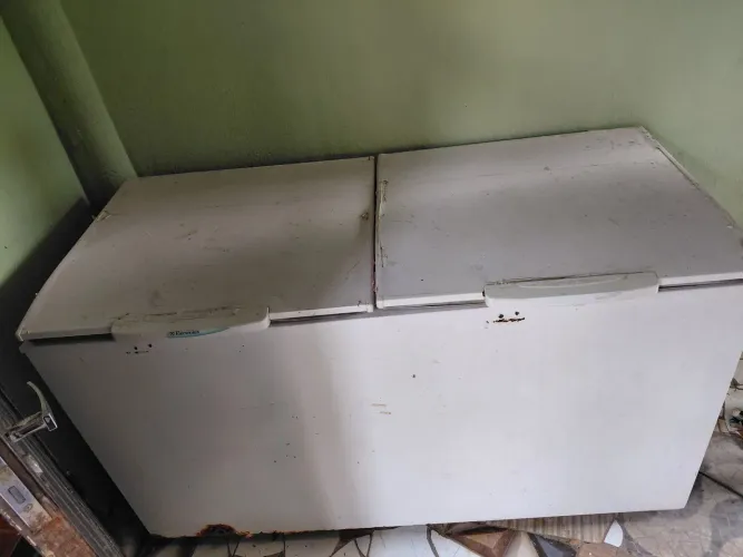 Vendo Frezzer antiga funciona precisa trocar as rodas. *77 apenas msg WhatsApp