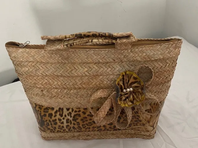 Bolsa de palha com estampa de onça