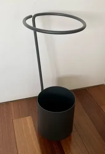Porta guarda-chuva Anjo, do designer Fernando Jaeger.