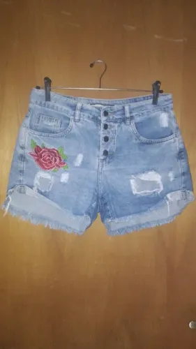Short Jeans Desfiado com Detalhe Floral