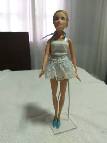 Boneca Barbie com vestido de renda