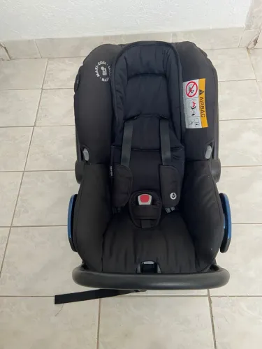 Bebê conforto com base maxi cosi