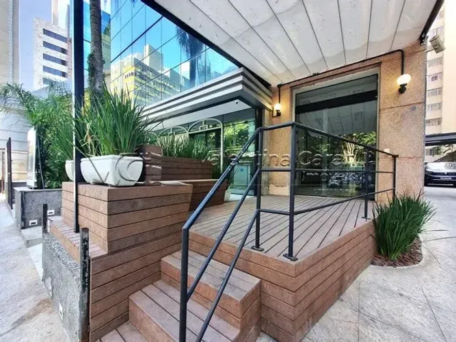 Aluga-se loja na Frei Caneca, 120m², deck.