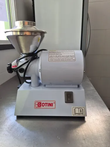 Moinho de Café Botini Modelo B55 Bivolt Bem Conservado e Ótimo para Moer Grãos e Temperos