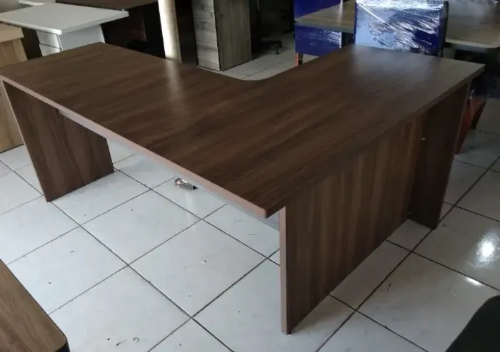 Promoção, mesa em L alto padrão cor nogal malaga - frete gratis