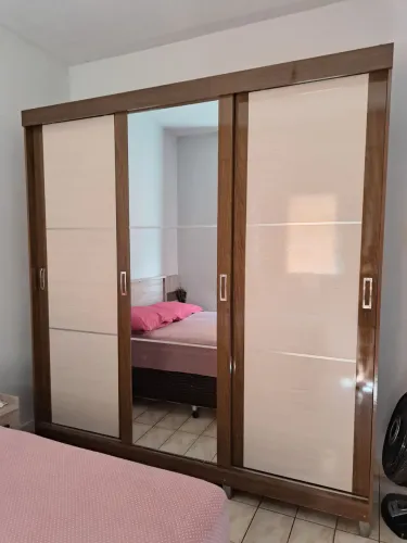 Guarda-Roupas de Casal com Espelho e Porta de Trilho.