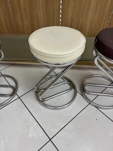 Banqueta cromada baixa com estofado