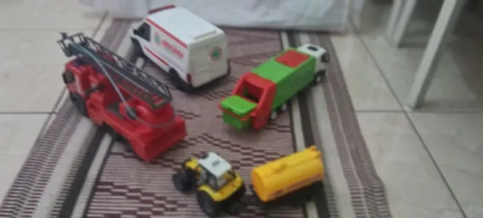 Conjunto carrinhos diversos: Bombeiro, Ambulância, Lixeiro e Trator