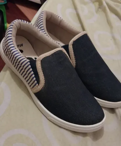 Sapatilhas slip-on femininas azul marinho e listras