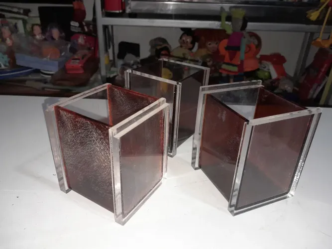 Três porta lápis de acrílico antigo 