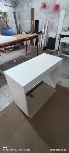 Escrivaninha simples com gavetao