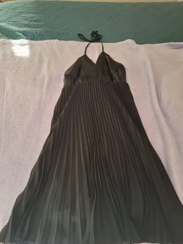 Vestido preto saia plissada, frente única