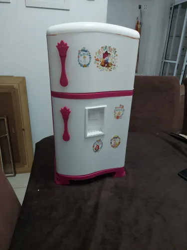 Geladeira Infantil com Adesivos de Princesas Disney