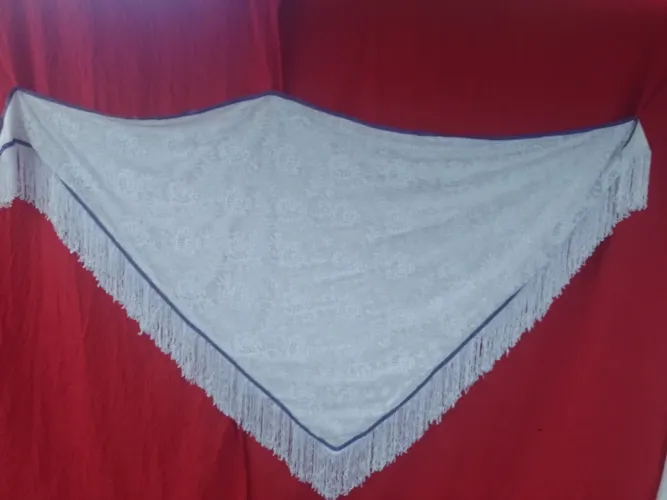 Lenço de renda branca forrada  com franjas 