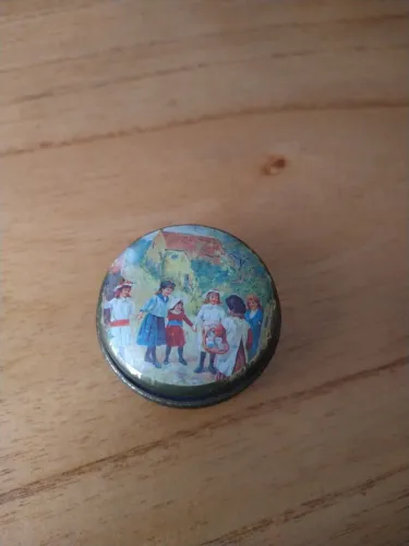 Caixa de lata vintage com crianças