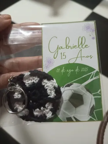 Lembrancinha Chaveiro de Futebol em crochê com tag Personalizada - 