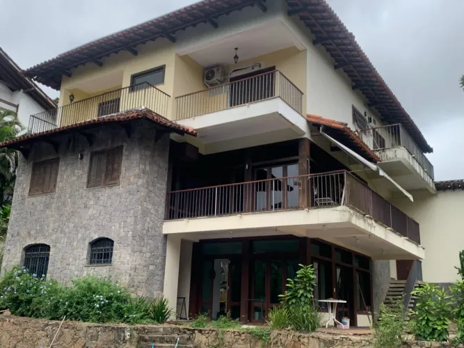 Casa em condomínio, 5 qtos, 2 suítes, piscina , Energia Solar,
