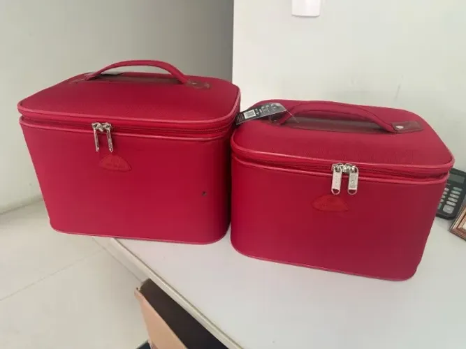 Conjunto de frasqueiras na cor vermelha.