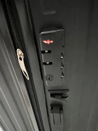 Mala de viagem (despachada) nas cores preta e azul