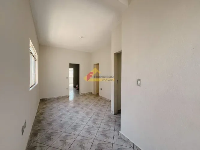 Casa localizada no Centro