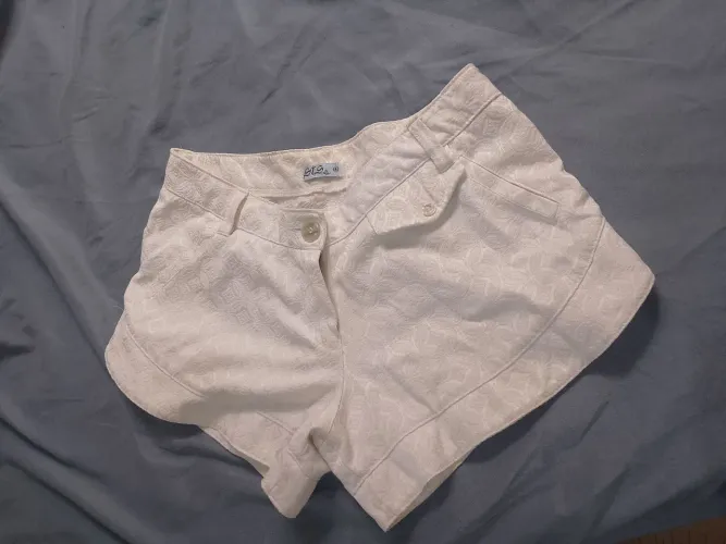 Shorts Branco com Detalhes Florais