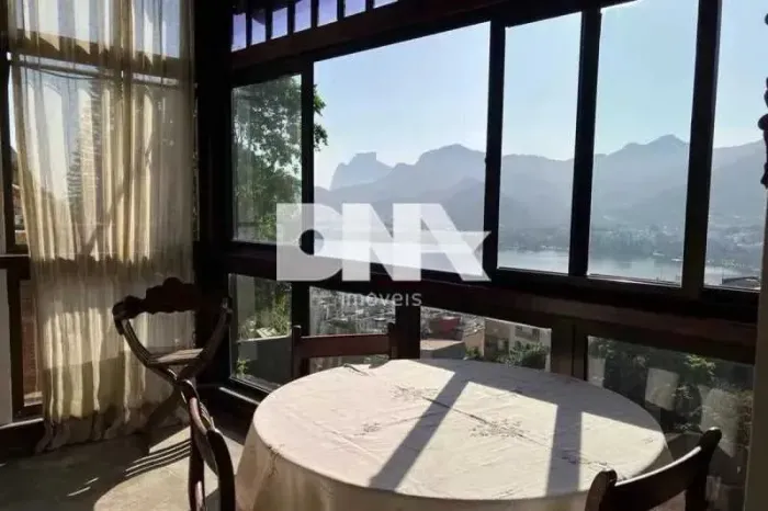 Casa de rua : / Residencial / Lagoa