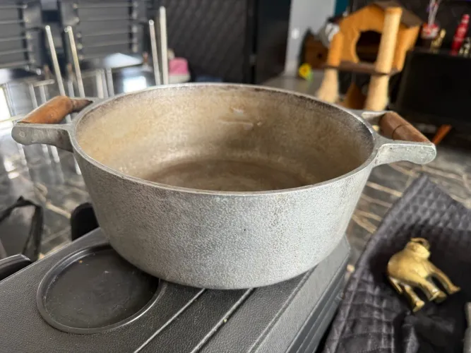 Panela de alumínio com cabos de madeira