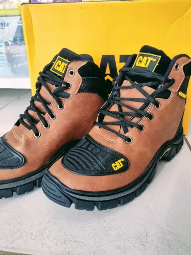 Bota Caterpillar original na caixa N° 42