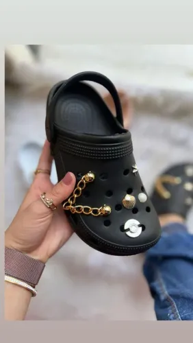 Chinelos Crocs Personalizados com Detalhes Dourados