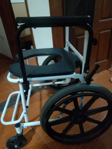 CADEIRA DE RODAS HIGIÊNICA DOBRÁVEL