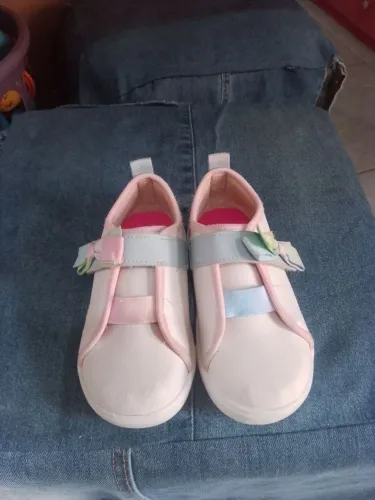 Tênis colorido e sandália rosa da kidy
