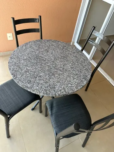 Mesa redonda de 90cm Nova   com tampo de granito e cadeiras