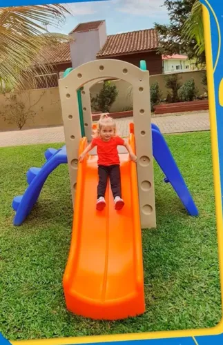 Escorrega infantil com estrutura de escalada