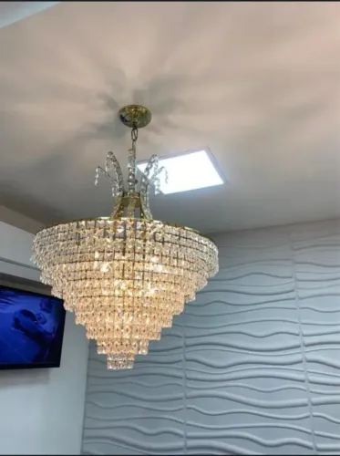 Lustre dourado para pessoas exigentes.