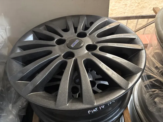 Jogo de roda Fiat aro 14 original não é réplica 