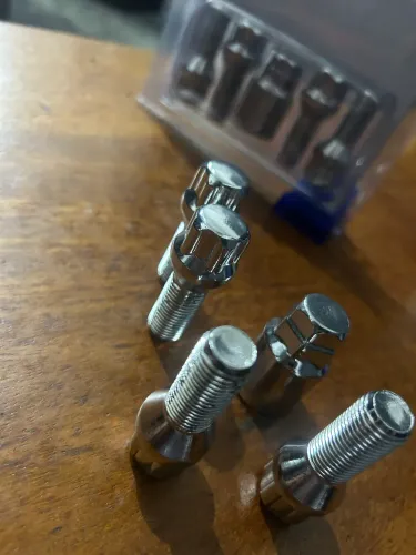 Parafusos antifurto instalados por 200$ cada kit + revisão de pneus
