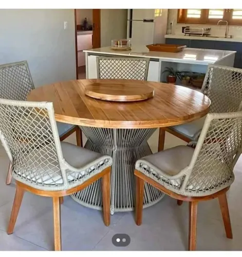 Mesa de Jantar de Madeira com Tampo Giratório