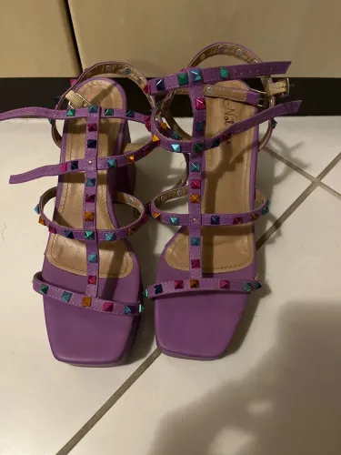 Sandália Roxo com Detalhes Coloridos